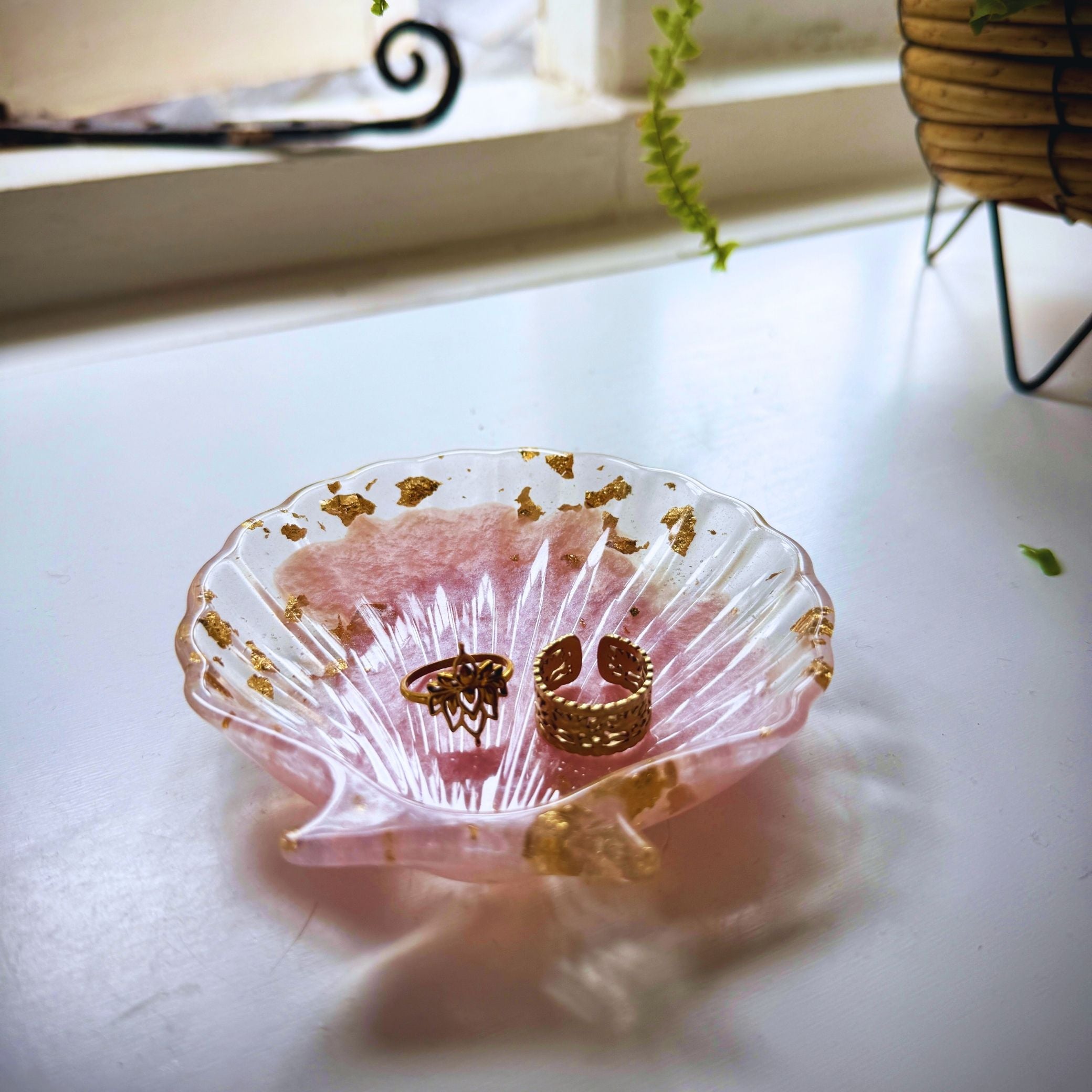 Coastal Luxe Shell Trinket Dish – Blush Pearl & Gold Leaf